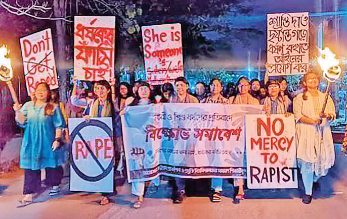 ধর্ষণ ও নারী নিপীড়নের বিরুদ্ধে শিক্ষার্থীদের প্রতিবাদ কর্মসূচি