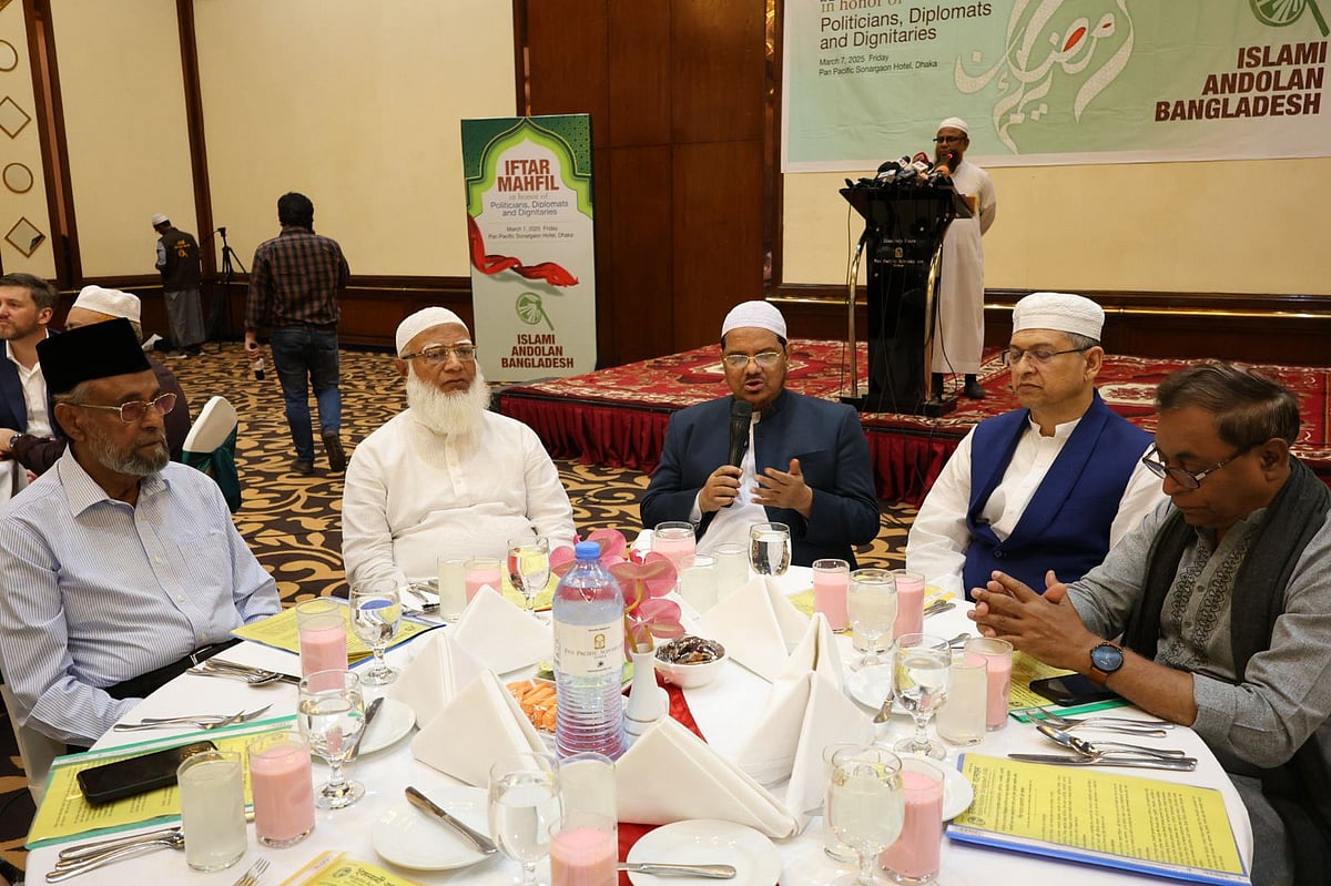 ইসলামী আন্দোলন বাংলাদেশ আয়োজিত ইফতার মাহফিলে অতিথিদের সঙ্গে দলটির আমির সৈয়দ মুহাম্মাদ রেজাউল করীম। ঢাকা, ৭ মার্চ ২০২৫