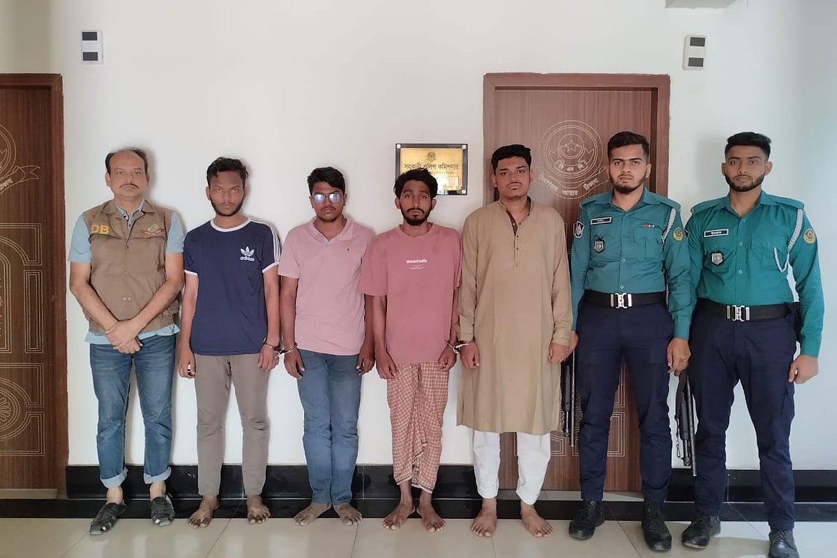 আটক চার তরুণ