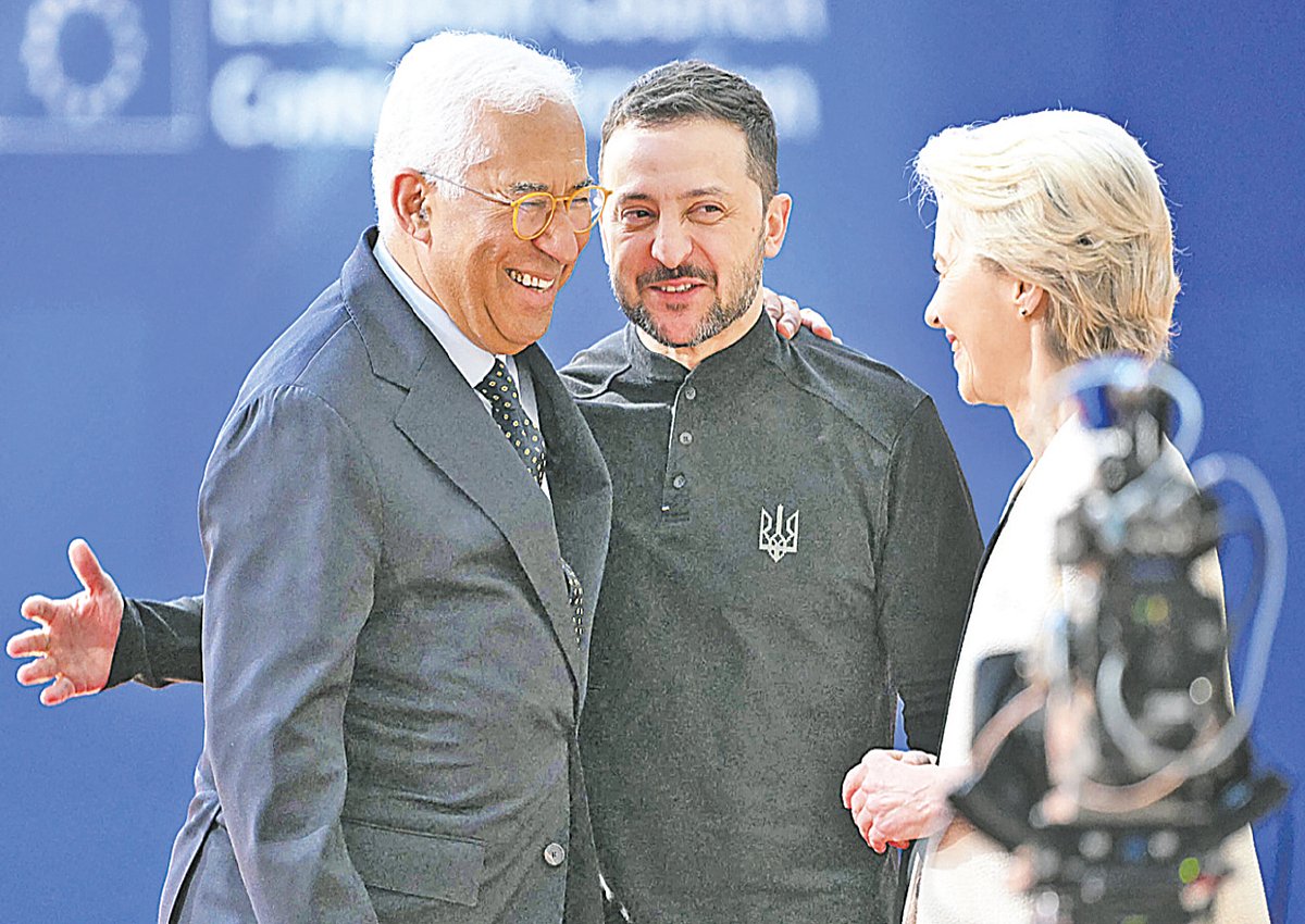 ইউরোপীয় ইউনিয়নের (ইইউ) জরুরি বৈঠক শুরুর আগে জোটের নেতাদের সঙ্গে হাস্যোজ্জ্বল ইউক্রেনের প্রেসিডেন্ট ভলোদিমির জেলেনস্কি (মাঝে)। গতকাল বেলজিয়ামের রাজধানী ব্রাসেলসে ইইউর সদর দপ্তরে
