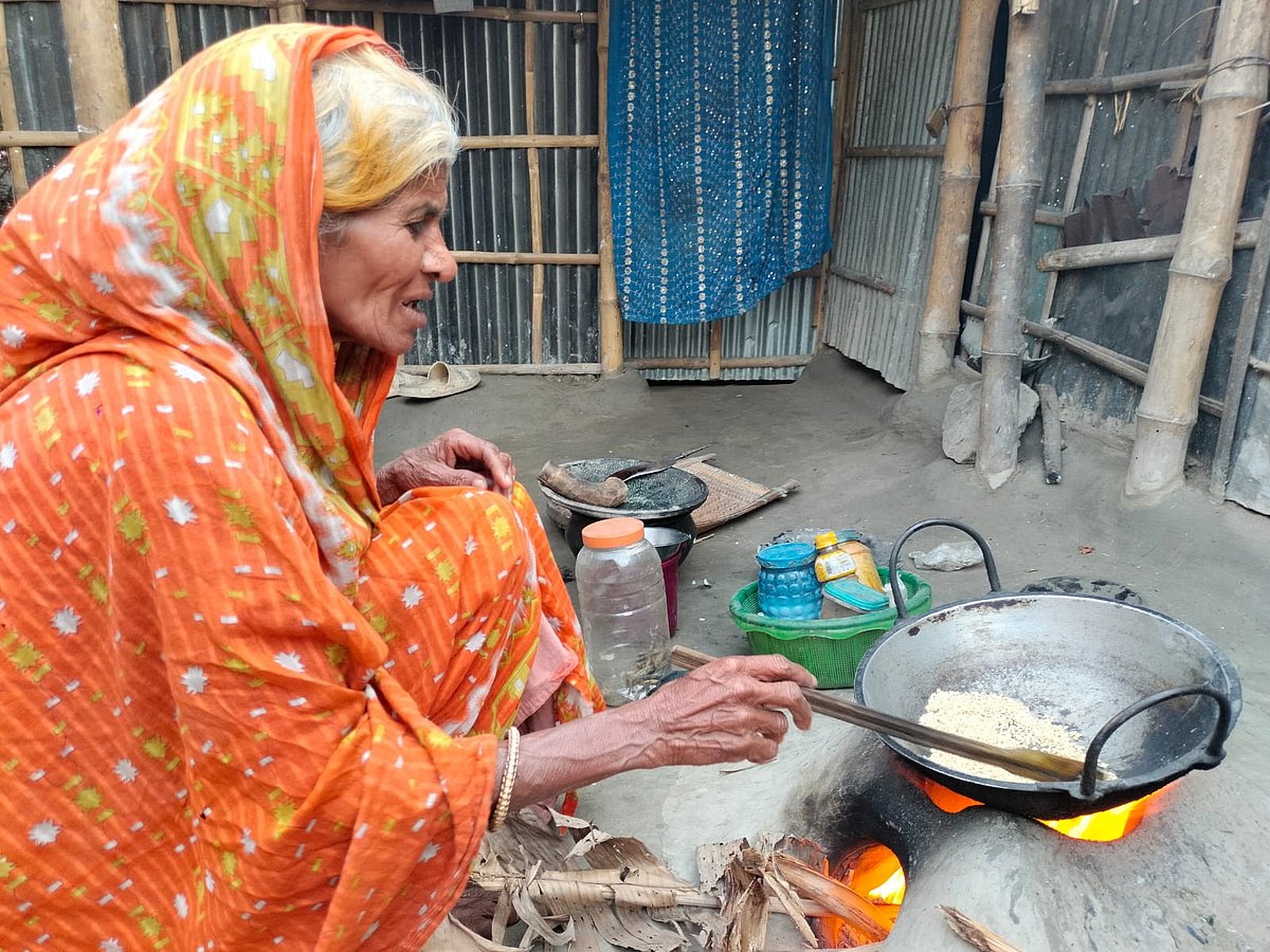 মোছা. বেগম ইফতারির জন্য চাল ভাজছেন। আজ বিকেলে রংপুরের তারাগঞ্জে ইকরচালী ইউনিয়নের মেনানগর গ্রামে