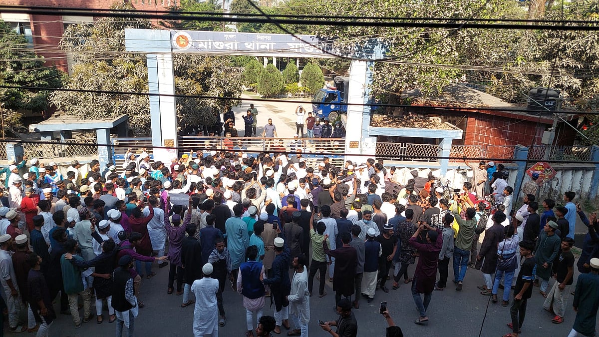 শিশু ধর্ষণে অভিযুক্তদের বিচার দাবিতে থানা ঘেরাও করে বিক্ষুব্ধ ছাত্র–জনতা। শুক্রবার জুমার নামাজের পর মাগুরা সদর থানার সামনে