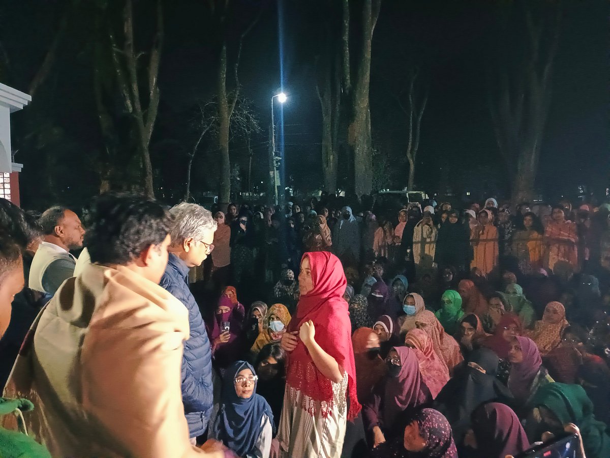 আসন বণ্টনের নীতিমালা পরিবর্তনের দাবিতে রাজশাহী বিশ্ববিদ্যালয়ে উপাচার্যের বাসভবনের সামনে ছাত্রীদের অবস্থান। গতকাল বৃহস্পতিবার রাতে