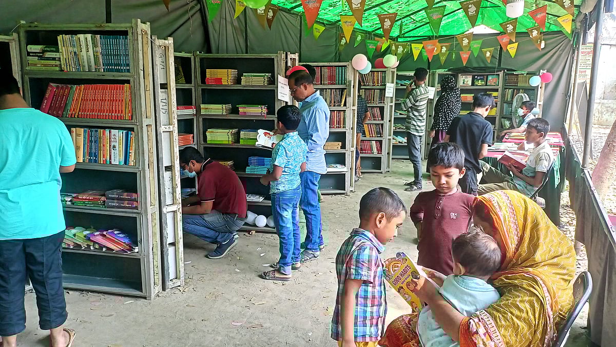 শিশু, নারী ও শিক্ষার্থীদের পদাচারণে জমে উঠেছে বিশ্বসাহিত্য কেন্দ্রের ভ্রাম্যমাণ বইমেলা। আজ শুক্রবার