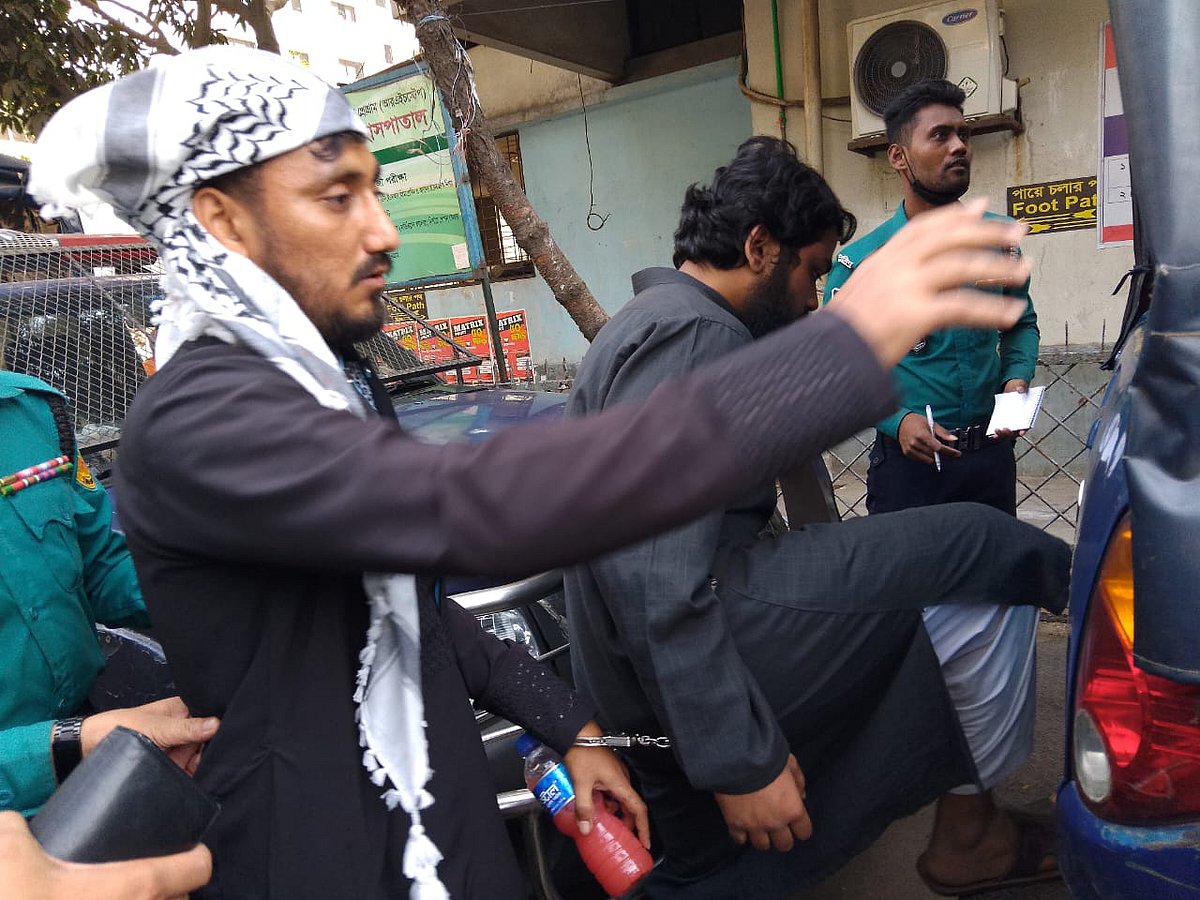 এই দুজনসহ হিযবুত তাহ্‌রীরের চার সদস্যকে ঢাকা মেডিকেল কলেজ হাসপাতাল থেকে আটক করে নিয়ে যায় পুলিশ। আজ শুক্রবার বিকেলে