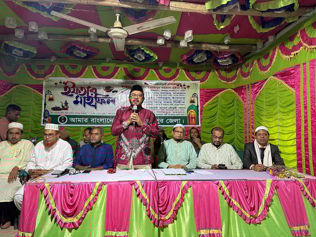 এবি পার্টির চেয়ারম্যান মজিবুর রহমান বক্তব্য দেন। নবাবগঞ্জ, দিনাজপুর