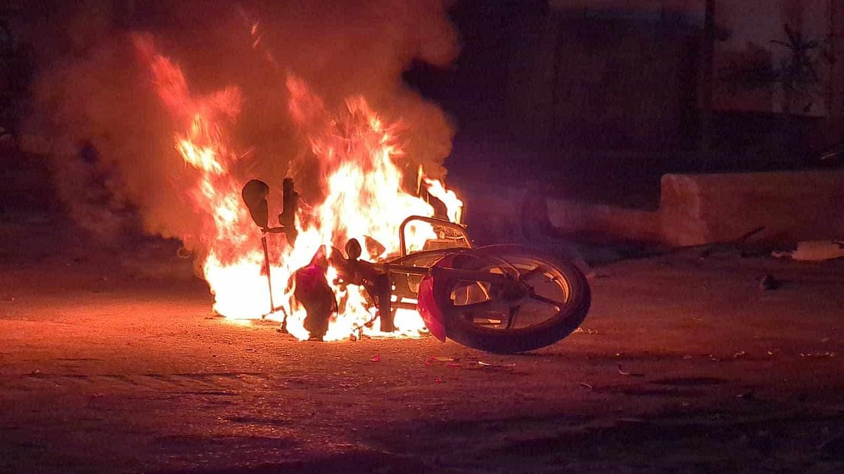 সংঘর্ষের সময় কয়েকটি মোটরসাইকেলে আগুন ধরিয়ে দেওয়া হয়।
