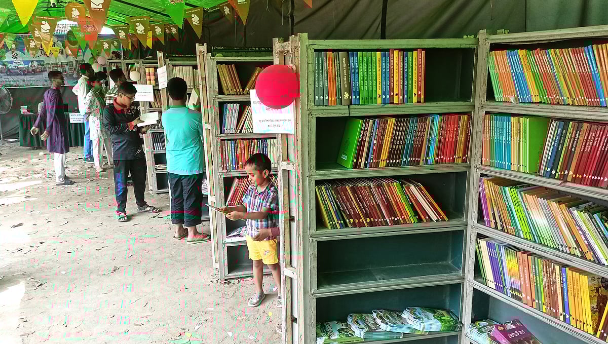 জামালপুরে বিশ্বসাহিত্য কেন্দ্রের ভ্রাম্যমাণ বইমেলায় হরেক বইয়ের সমাহার। পাবলিক লাইব্রেরি চত্বর, জামালপুর, ৭ মার্চ