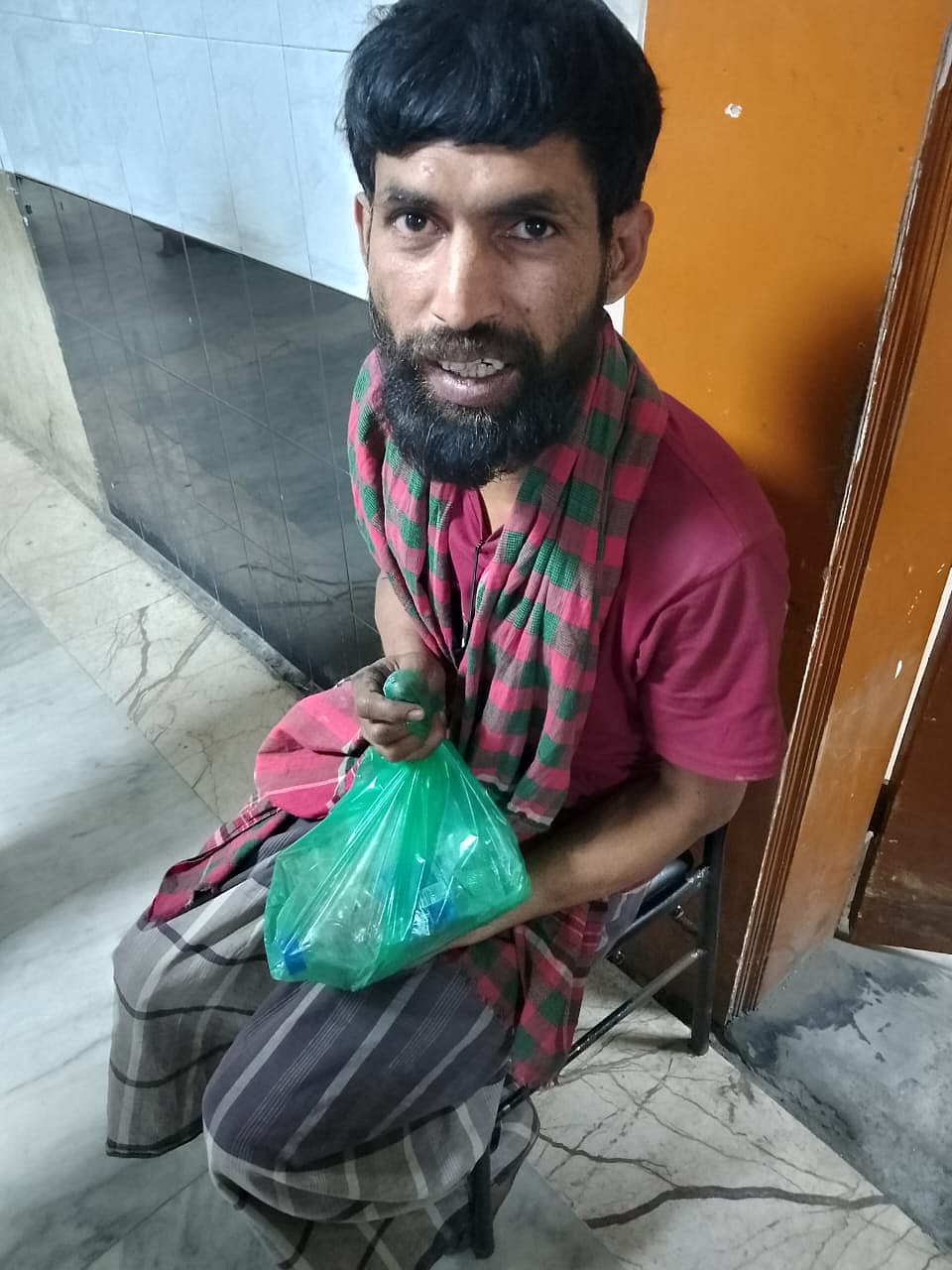 আরমান আলী (৪০) নামের এই ব্যক্তিকে ডিবি কার্যালয় থেকে ছাড়িয়ে ঢাকা মেডিকেল কলেজ হাসপাতাল নিয়ে গেছেন উপদেষ্টা আসিফ মাহমুদ সজীব ভূঁইয়া। আজ শুক্রবার বিকেলে ঢাকা মেডিকেল কলেজ হাসপাতালে