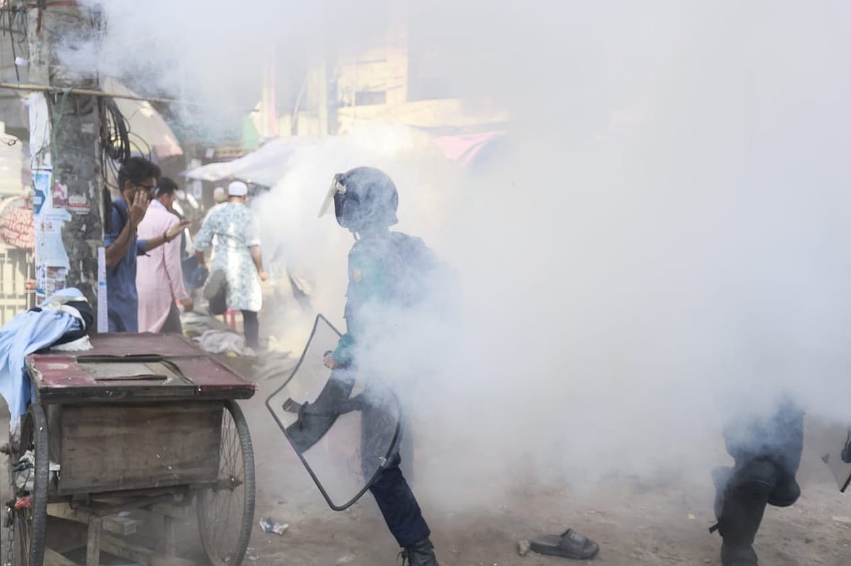 পল্টন মোড়ে নিষিদ্ধঘোষিত সংগঠন হিজবুত তাহ্‌রীরের মিছিল লক্ষ্য করে কাঁদানে গ্যাসের শেল ছুড়েছে পুলিশ