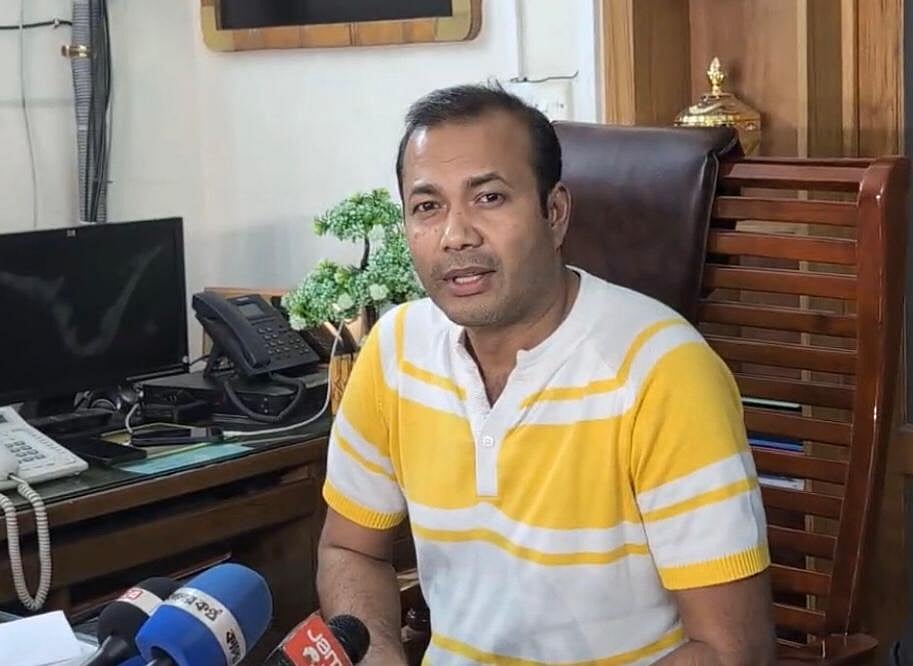 কলাবাগান থানার ভারপ্রাপ্ত কর্মকর্তা (ওসি) মুক্তারুজ্জামান