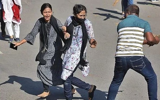 জুলাইয়ের আন্দোলনে নারীদের উপর পতিত সরকারের দলীয় বাহিনীর হামলা