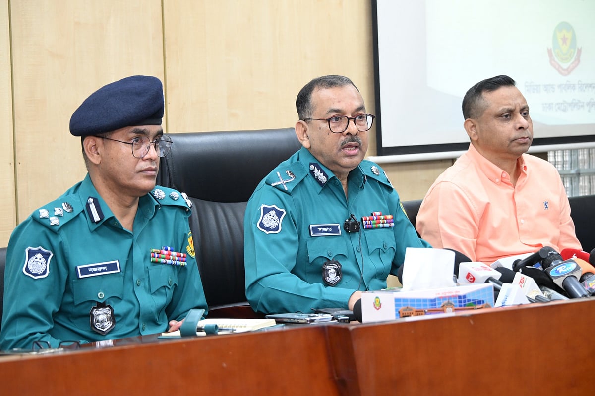 আজ শনিবার আয়োজিত সংবাদ সম্মেলনে বক্তব্য দেন ঢাকা মহানগর পুলিশের কমিশনার (ডিএমপি) শেখ মো. সাজ্জাত আলী