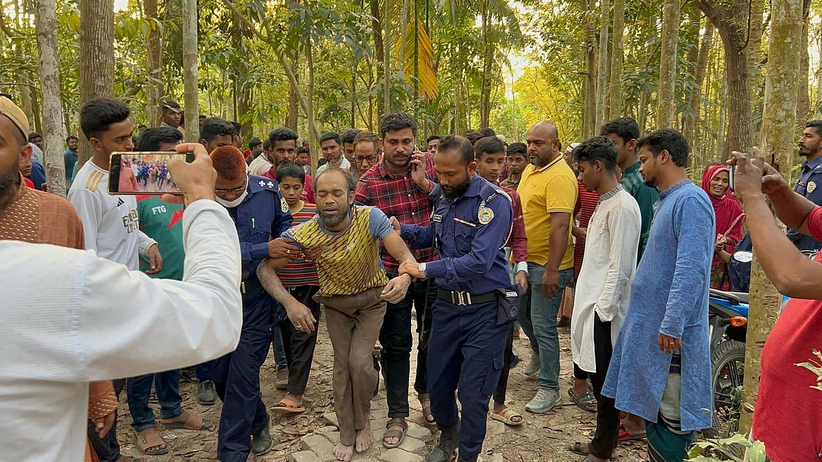 অবসরপ্রাপ্ত সেনাসদস্যের গলাকাটা লাশ উদ্ধারের ঘটনায় জড়িত সন্দেহে একজনকে আটক করেছে পুলিশ। শনিবার বিকেলে উপজেলার নবগ্রাম ইউনিয়নের স্বল্পসেনা গ্রামে