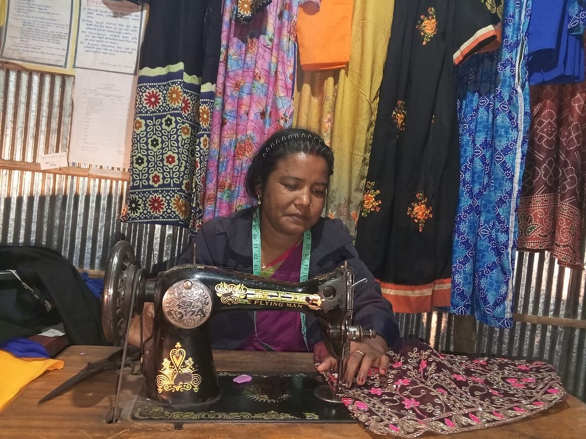 নিজের বাড়িতে সেলাইয়ের কাজ করছেন রংপুরের তারাগঞ্জের লাভলী রানী