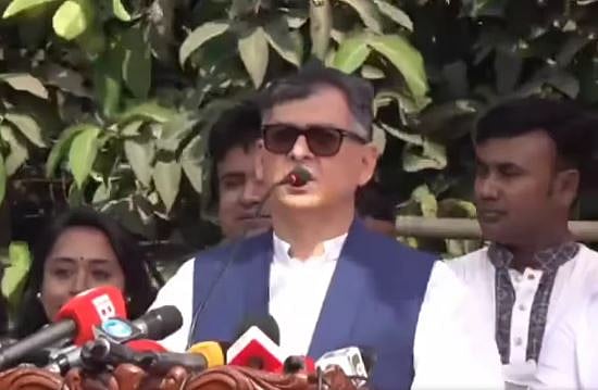 ঢাকা বিশ্ববিদ্যালয়ের টিএসসি প্রাঙ্গণে ‘অদম্য নারী শক্তিতে অজেয়’ শীর্ষক অনুষ্ঠানে বক্তব্য দেন সালাহ উদ্দিন আহমদ। ৮ মার্চ