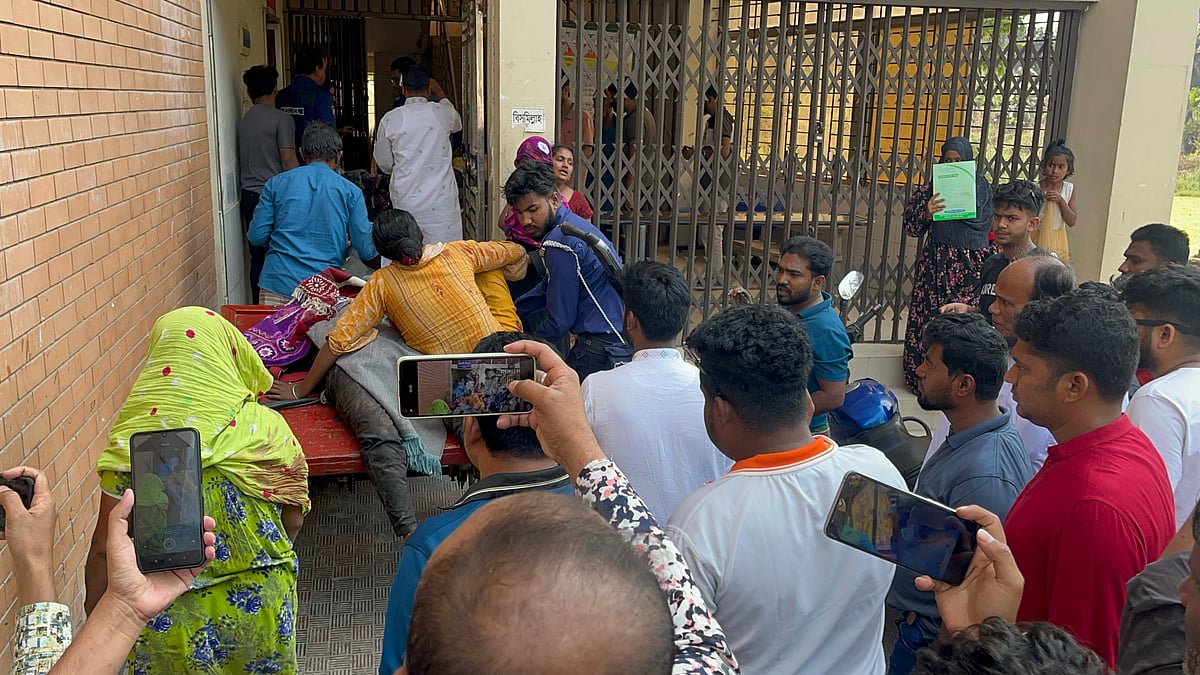 মাদারীপুরে তিন ভাইকে কুপিয়ে হত্যার পরে লাশ হাসপাতালে নেওয়া হলে ভিড় করেন স্থানীয় লোকজন। শনিবার দুপুরে মাদারীপুর ২৫০ শয্যা জেলা সদর হাসপাতালে