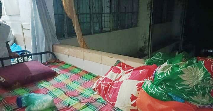 কুমিল্লা মেডিকেল কলেজ হাসপাতালের পাঁচ তলার বারান্দার এই শয্যা থেকে পড়ে রোগী ওসমান গনির মৃত্যু হয়েছে
