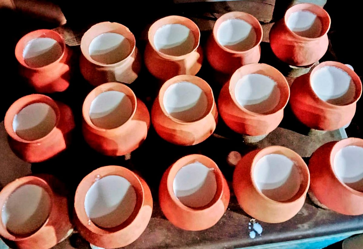 কক্সবাজারের চকরিয়ার লাল ব্রিজ এলাকার মহিষের দুধ দিয়ে তৈরি দই। ইলিশিয়ার দই নামে পরিচিত এই দই কিনতে প্রতিদিন দূর থেকে ক্রেতারা আসেন ওই এলাকায়। সম্প্রতি তোলা