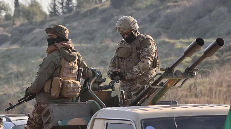 সিরিয়ান অবজারভেটরি ফর হিউম্যান রাইটস জানিয়েছে, গত বৃহস্পতিবার সিরিয়ার পশ্চিম উপকূলে সংঘর্ষ ছড়িয়ে পড়ার পর এ পর্যন্ত ২৫০ জনের বেশি মানুষ নিহত হয়েছেন