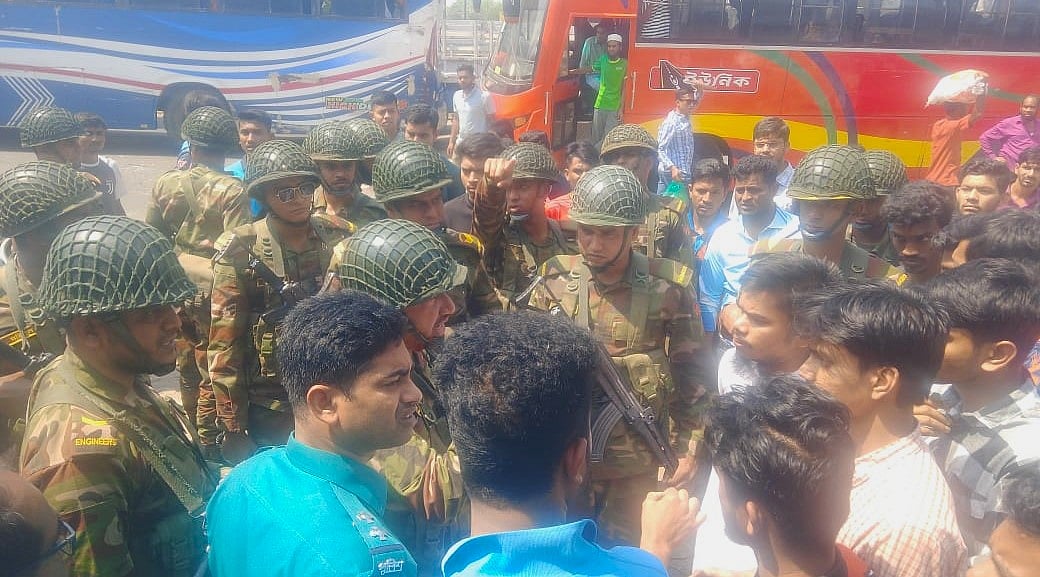 তিন শিক্ষার্থীকে মারধরের প্রতিবাদে বরিশাল–কুয়াকাটা মহাসড়ক অবরোধ করেন বরিশাল বিশ্ববিদ্যালয়ের শিক্ষার্থীরা। পরে তাঁদের সঙ্গে কথা বলেন সেনা ও পুলিশ সদস্যরা। শনিবার দুপুরে