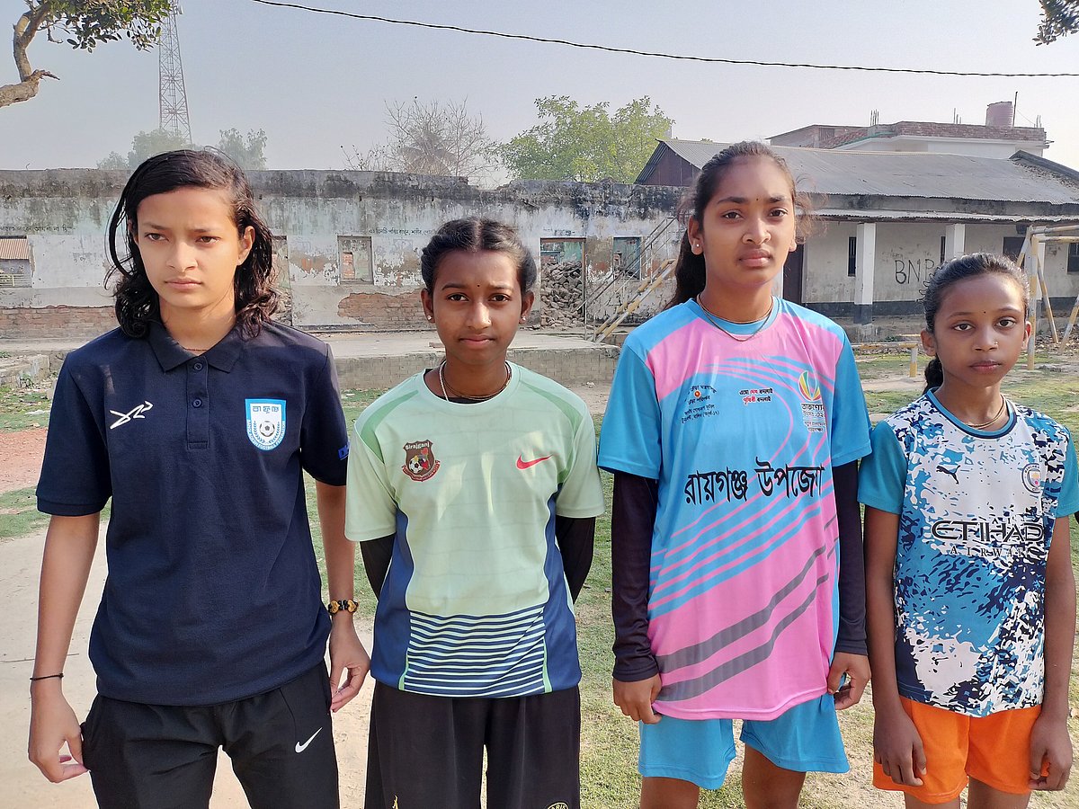 এলাকার কিশোর-কিশোরীদের সঙ্গে জাতীয় নারী ফুটবল দলে সুযোগ পাওয়া অয়ন্ত বালা মাহাতো। শনিবার রায়গঞ্জের নিমগাছী বহুমুখী উচ্চবিদ্যালয় মাঠে