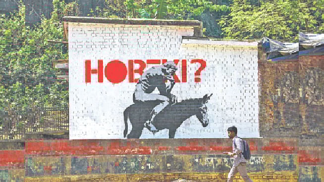 গাধার পিঠে বিখ্যাত ভাস্কর আগুস্ত রোদ্যাঁর ‘ভাবুক’ বসে আছে। বাংলাদেশের বুদ্ধিবৃত্তিক সমাজকে নিশানা করে সুবোধখ্যাত ‘হবেকি’ গ্রাফিতি এঁকেছেন। গতকাল সকালে চট্টগ্রামের সিআরবির শিরীষতলায়