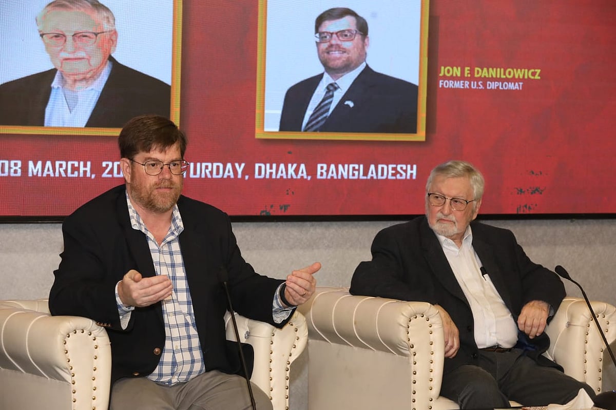 ‘নতুন ভোরের পথে ঢাকা: গণ-অভ্যুত্থানের পরবর্তী বাংলাদেশ-যুক্তরাষ্ট্র সম্পর্কের নতুন গতিপথ’ শীর্ষক আলোচনায় সাবেক মার্কিন কূটনীতিক উইলিয়াম বি মাইলাম (ডানে) ও জন এফ ড্যানিলোভিচ। ঢাকা, ৮ মার্চ