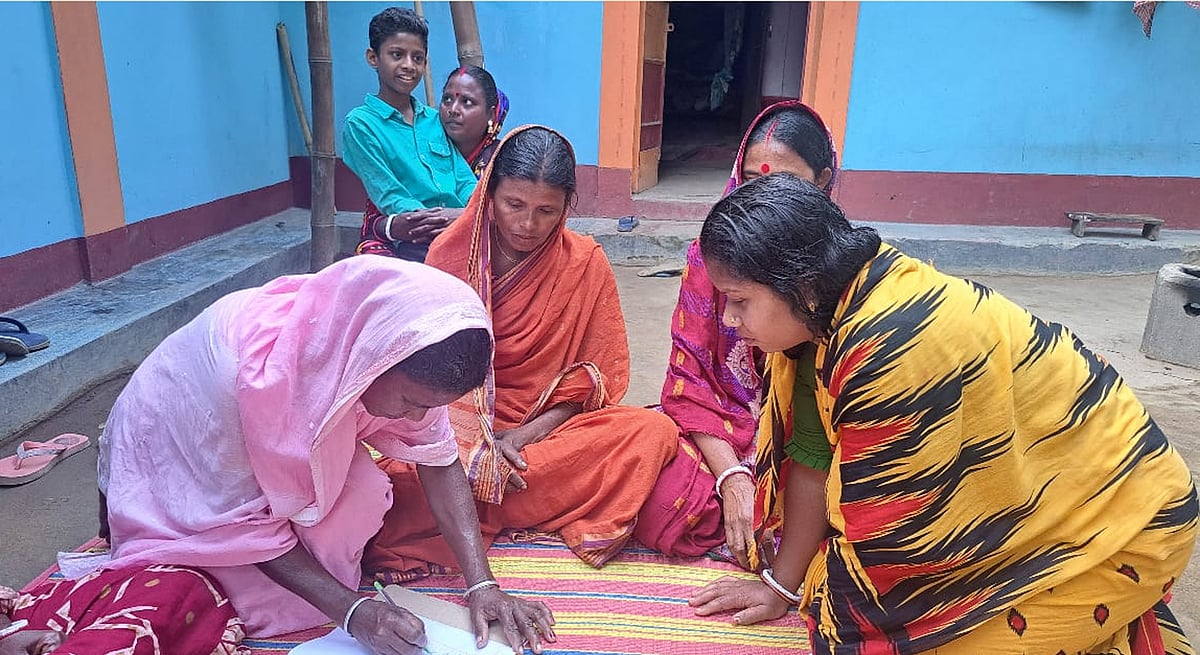 দলদলি চা-বাগানে লেখাপড়া শেখাচ্ছেন বিজলী নায়েক (ডান থেকে প্রথম)