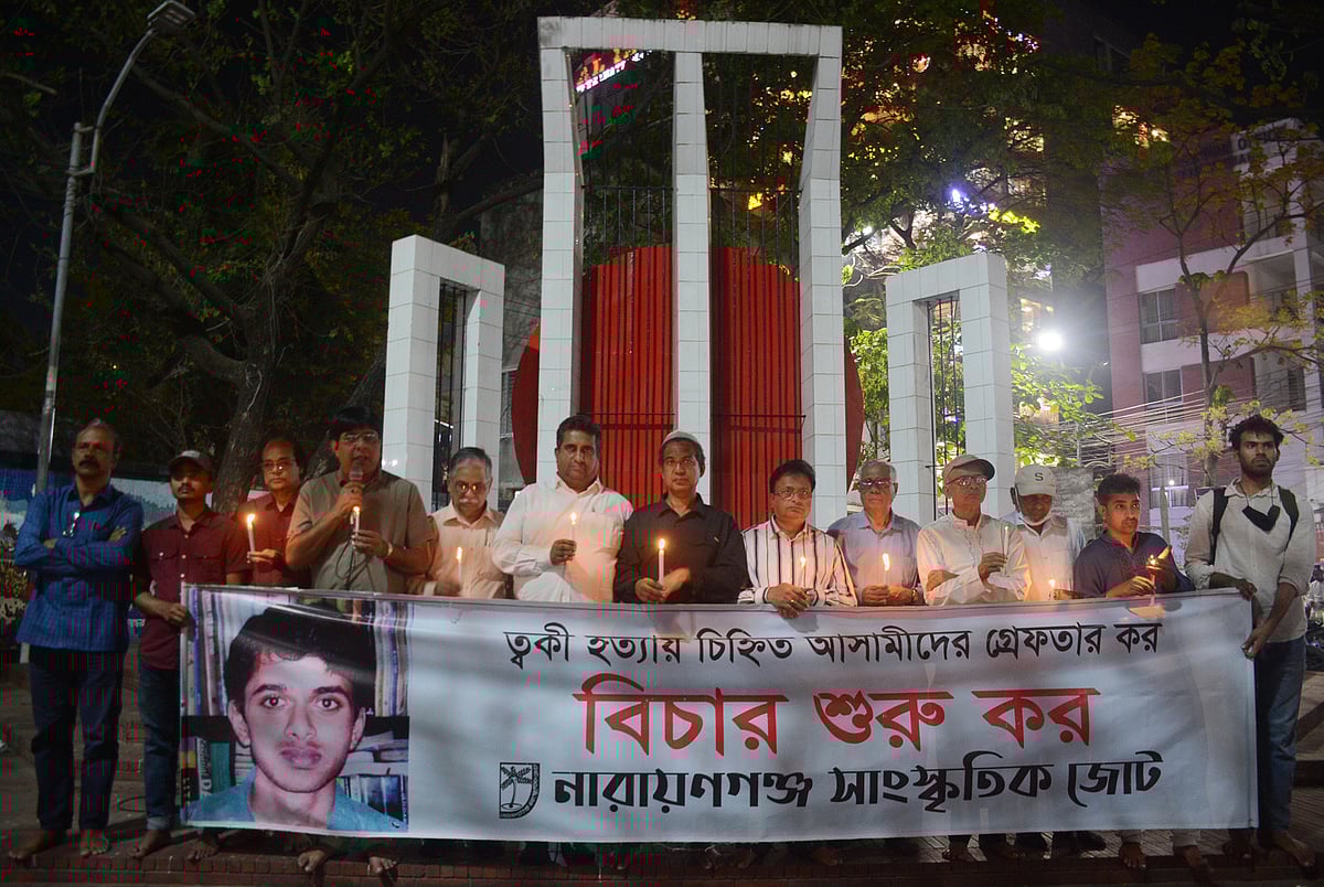 ত্বকী হত্যার ১২ বছর উপলক্ষে নারায়ণগঞ্জ কেন্দ্রীয় শহীদ মিনারে মোমশিখা প্রজ্বালন কর্মসূচি। শনিবার সন্ধ্যায়