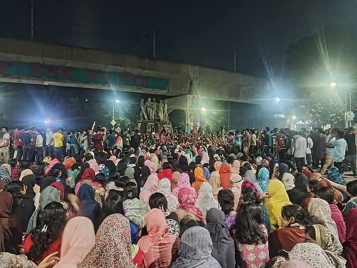 দেশের বিভিন্ন স্থানে ধর্ষণের প্রতিবাদে 
গতকাল শনিবার মধ্যরাতে রাজু ভাস্কর্যে দুই ঘণ্টা অবস্থান নিয়ে বিক্ষোভ করেন ঢাকা বিশ্ববিদ্যালয়ের শিক্ষার্থীরা।