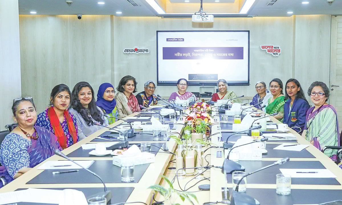 ‘নারীর লড়াই, নিরাপত্তা, নেতৃত্ব ও সমাজের বাধা়’ শীর্ষক গোলটেবিল বৈঠকে অংশগ্রহণকারীরা। ২৫ ফেব্রুয়ারি ২০২৫ ঢাকার প্রথম আলো কার্যালয়ে।