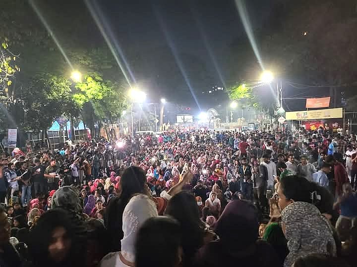 দেশের বিভিন্ন স্থানে ধর্ষণের ঘটনার প্রতিবাদে শনিবার মধ্যরাতে ঢাকা বিশ্ববিদ্যালয়ের শিক্ষার্থীরা বিক্ষোভ করেন।