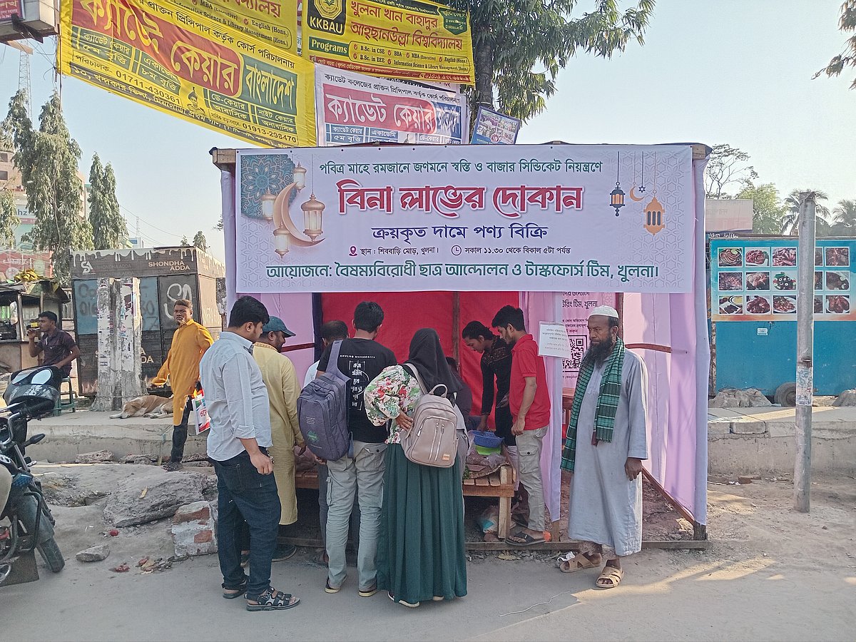 খুলনায় শিক্ষার্থীদের বিনা লাভের দোকান থেকে প্রতিদিনই অনেক ক্রেতা নিত্যপণ্য কিনছেন