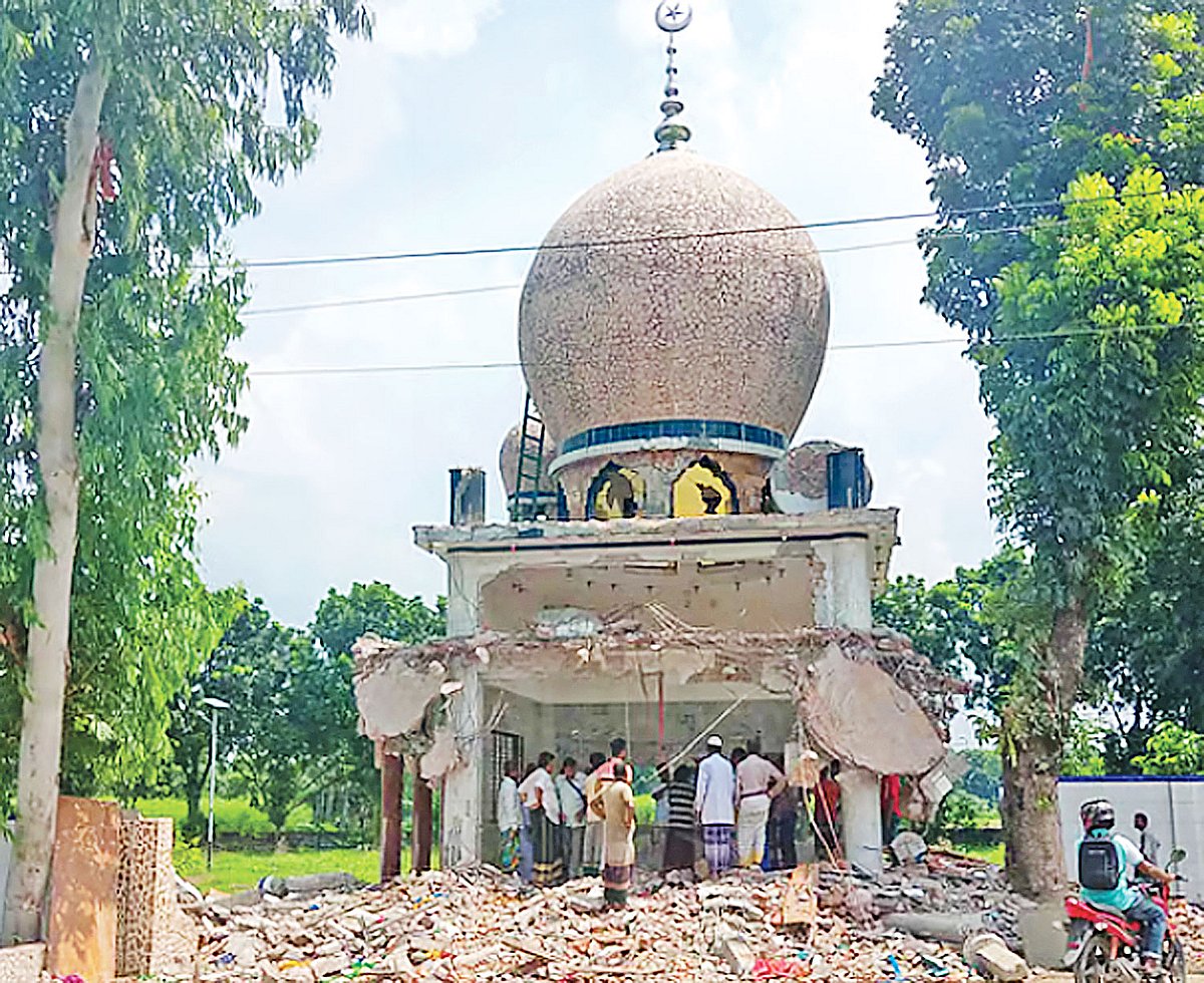 ঢাকার ধামরাইয়ে একটি মাজারে হামলা চালিয়ে গুঁড়িয়ে 
দেওয়া হয়
