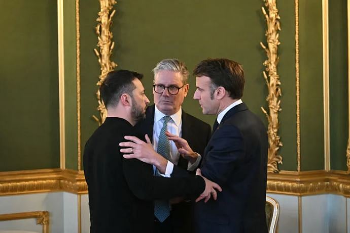 ইউক্রেন ও ফ্রান্সের প্রেসিডেন্ট এবং যুক্তরাজ্যের প্রধানমন্ত্রী এক সম্মেলনে, লন্ডন, ২ মার্চ ২০২৫