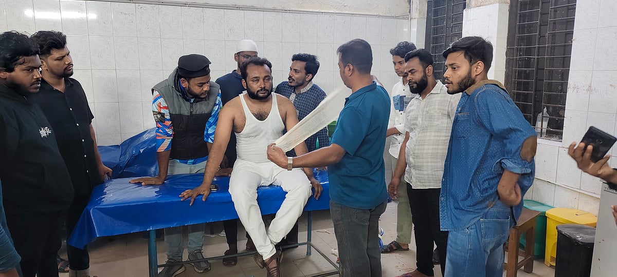 পিরোজপুরে বৈষম্যবিরোধী ও নাগরিক পার্টির নেতা-কর্মীদের সংঘর্ষে উভয় পক্ষের অন্তত চারজন আহত হন। গতকাল শুক্রবার