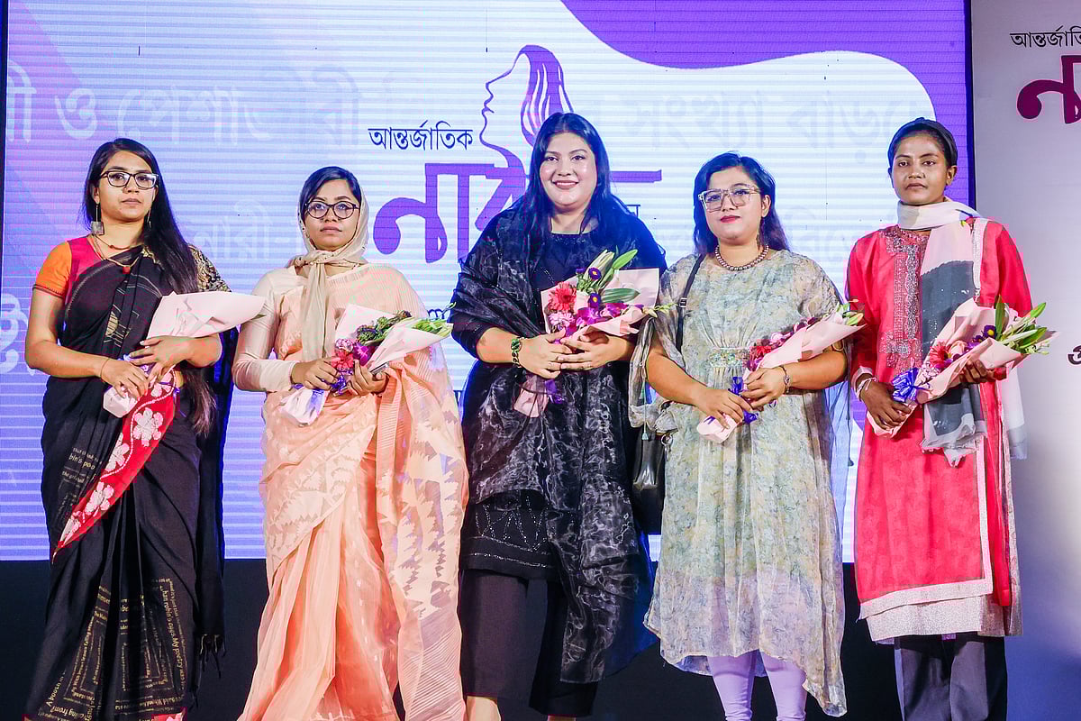 প্রথম আলো আয়োজিত আন্তর্জাতিক নারী দিবসের অনুষ্ঠানে (বাঁ থেকে)  পোশাক তৈরির প্রতিষ্ঠান মানাস ও রেস্তোরাঁ সঞ্চয়িতার উদ্যোক্তা ফায়জা আহমেদ, প্রসূতিদের সেবাদানকারী ডা. মাহমুদা মিতু, ইউটিউবার ও অভিনয়শিল্পী কারিনা কায়সার, দেশের প্রথম নারী স্কুবাডাইভার জান্নাতি হোসেন ও  ক্রীড়াবিদ ফেরদৌসী আক্তার মারিয়াকে সংবর্ধনা দেওয়া হয়