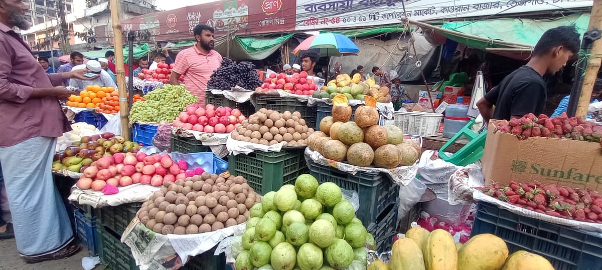বিদেশি ফলের দাম বেড়ে যাওয়ায় বেড়েছে দেশি ফলের চাহিদা