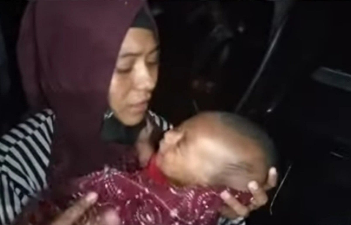 মায়ের কোলে উদ্ধার হওয়া শিশু আবদুর রহমান