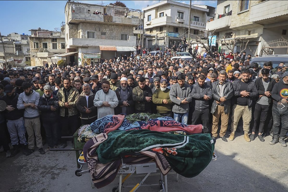 ক্ষমতাচ্যুত স্বৈরশাসক পলাতক বাশার আল–আসাদের অনুগত যোদ্ধাদের সঙ্গে লড়াইয়ে নিহত নিরাপত্তা বাহিনীর কয়েকজন সদস্যের জানাজায় লোকজন অংশ নেন। ৮ মার্চ ২০২৫, ইদলিব, সিরিয়া