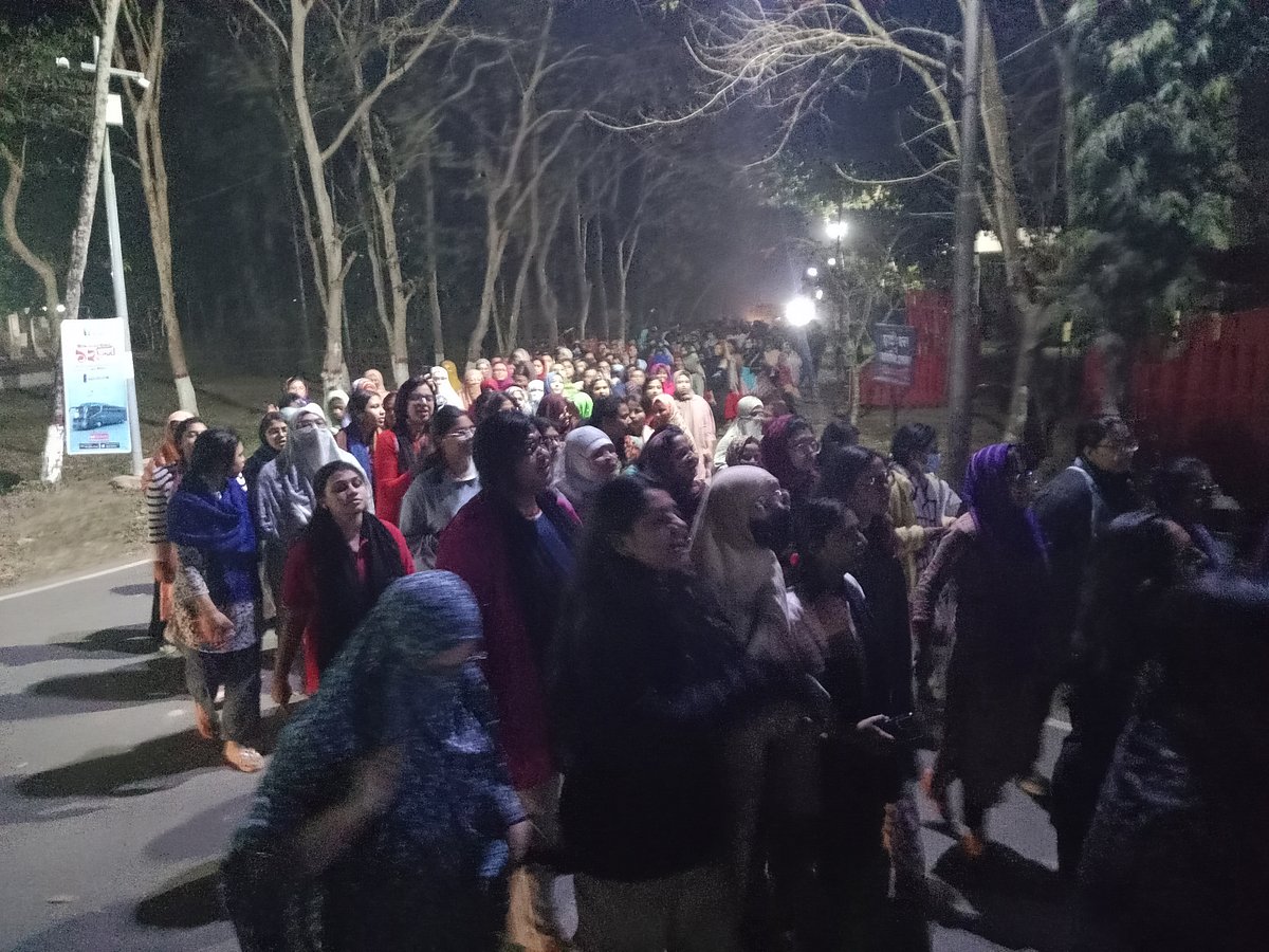 শাহজালাল বিজ্ঞান ও প্রযুক্তি বিশ্ববিদ্যালয়ের হলপাড়া থেকে গোলচত্বর হয়ে বিক্ষোভ মিছিলটি মুক্তমঞ্চে এসে শেষ হয়। গতকাল শনিবার রাতে