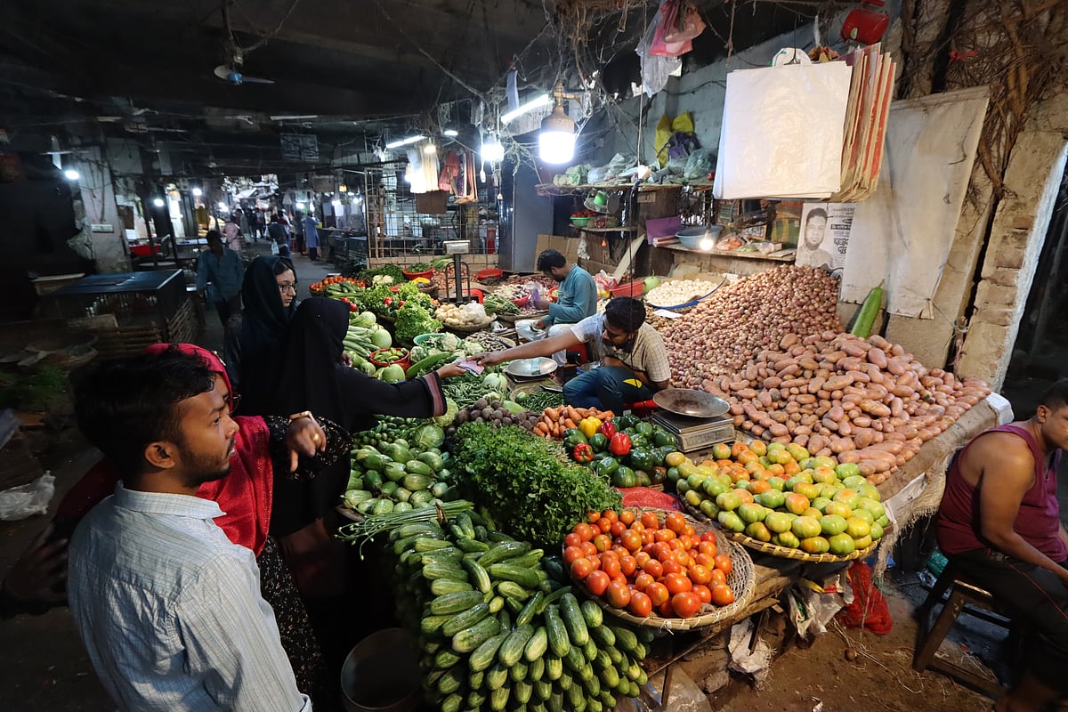 রোজা শুরুর পর রাজশাহীতে প্রতিটি সবজির দাম কিছু বেড়েছে। রোববার বিকেলে রাজশাহী সাহেব বাজারে