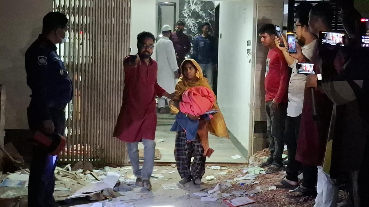 টাঙ্গাইল জেলা আওয়ামী লীগের সাধারণ সম্পাদক ও সাবেক সংসদ সদস্য জোয়াহেরুল ইসলামের বাড়ি থেকে মানসিক ভারসম্যহীনদের বের করে নিয়ে যান প্রশাসনের লোকজন