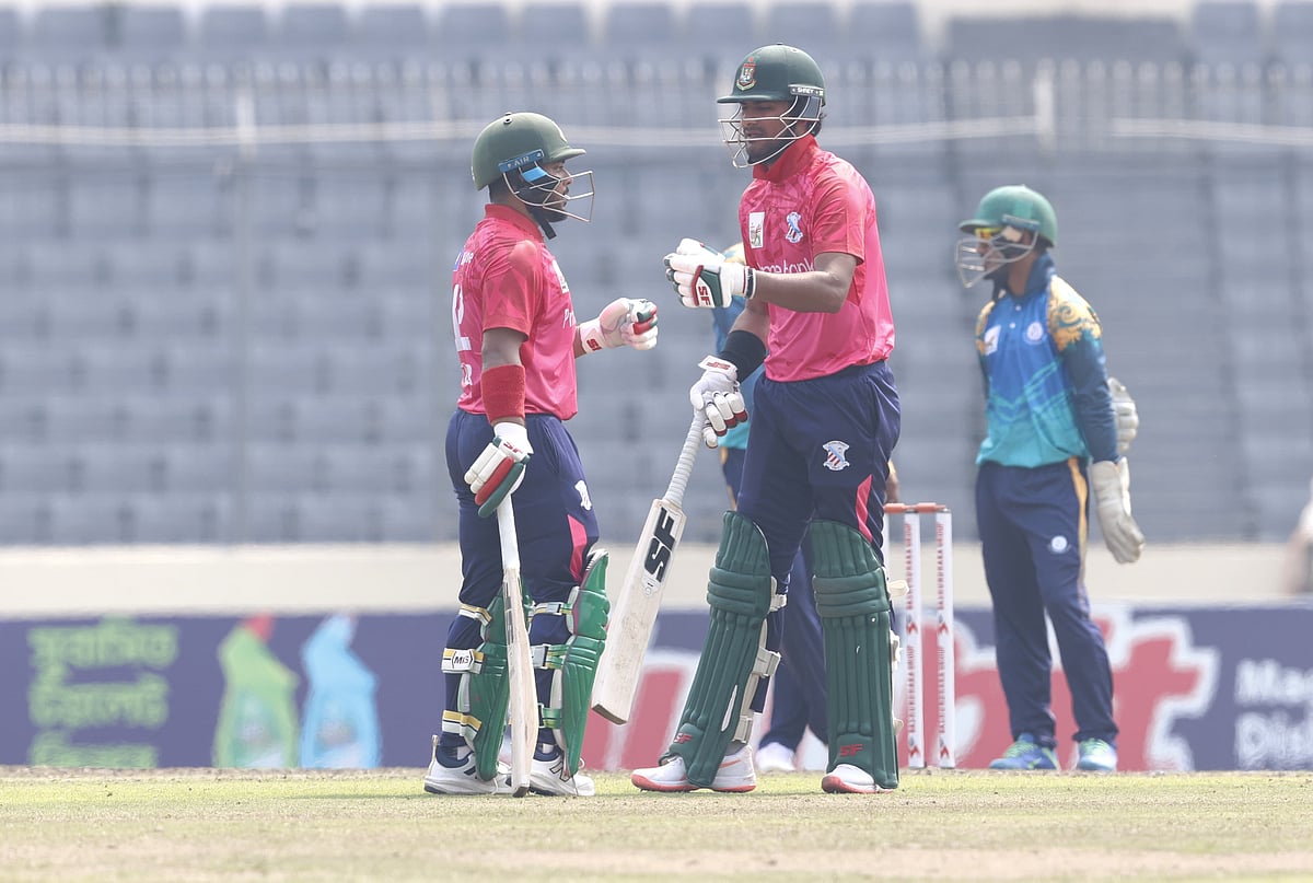 ১৭৬ রানের ইনিংস খেলেন নাঈম (বাঁয়ে)