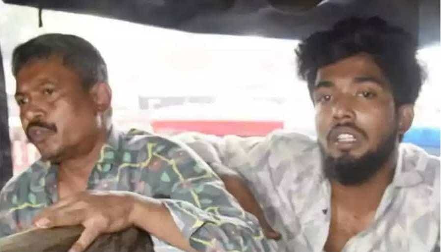 নারায়ণগঞ্জ সরকারি হাসপাতাল থেকে আটক বৈষম্যবিরোধী ছাত্র আন্দোলনের জেলা কমিটির সংগঠক মো. জিদান (ডানে) ও দালাল ইকবাল হোসেন