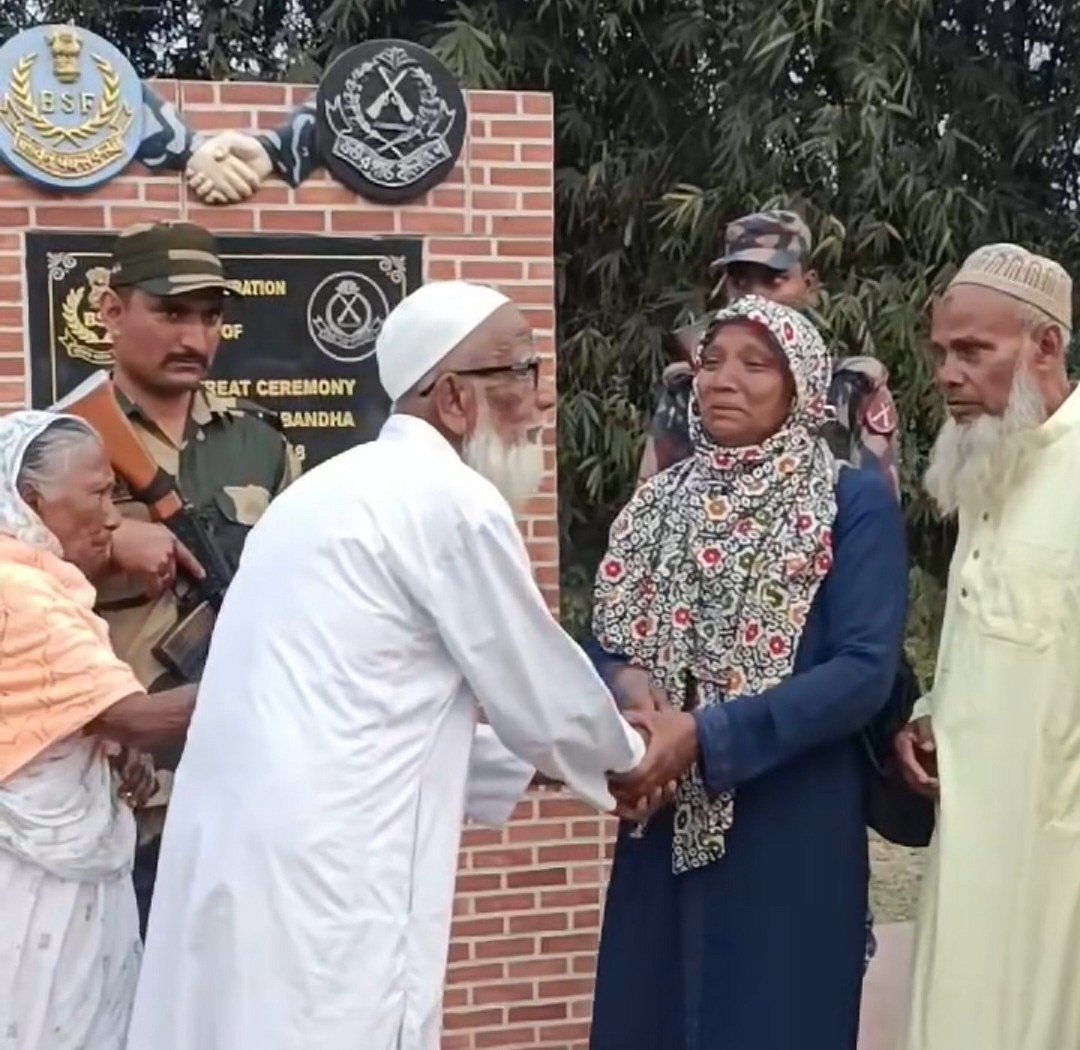 ভারতে থাকা বাবা-মায়ের সঙ্গে ১ মার্চ বিকেলে বাংলাবান্ধা স্থলবন্দরের শূন্যরেখায় দেখা হয় বাংলাদেশের মহিলা বেগমের। সৃষ্টি হয় এক আবেগঘন পরিবেশের