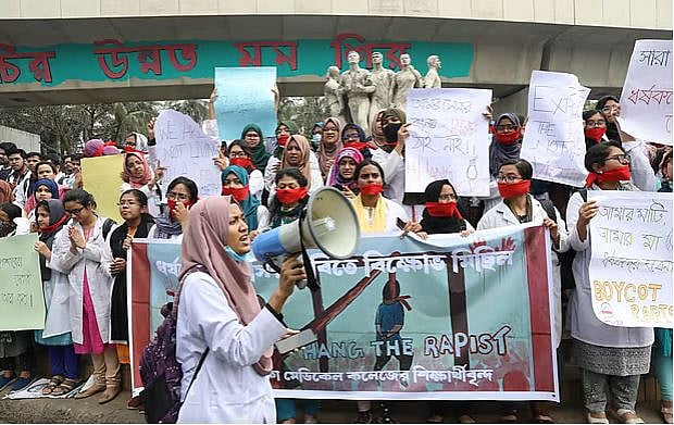 ধর্ষকের বিচার দাবিতে শিক্ষার্থীদের বিক্ষোভ