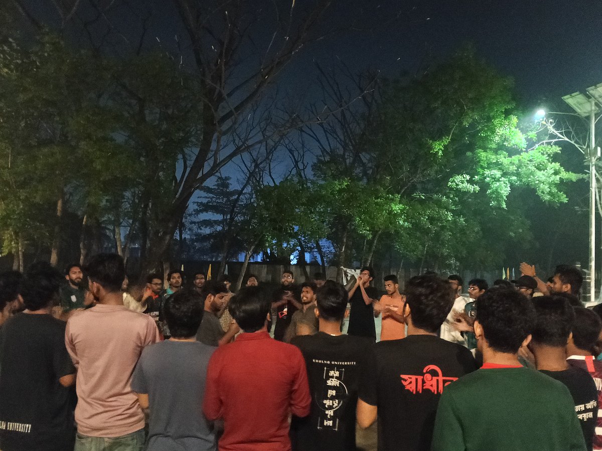 ধর্ষকের সর্বোচ্চ শাস্তি কার্যকরের দাবিতে বিক্ষোভ করেছেন খুলনা বিশ্ববিদ্যালয়ের শিক্ষার্থীরা। গতকাল শনিবার রাতে