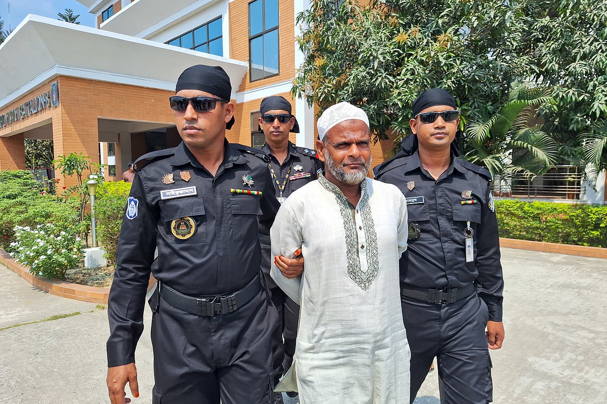 হত্যা মামলার প্রধান আসামি স্বেচ্ছাসেবক দল নেতা শাহিন সরদারকে গ্রেপ্তার করেছে র্যাব। রোববার দুপুরে বরিশাল নগরের রূপাতলী এলাকায় র্যাব–৮ এর কার্যালয়ে